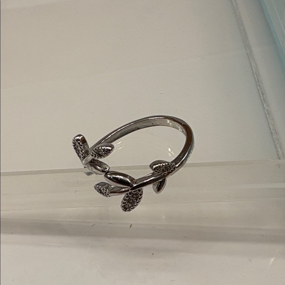 Elegant Silver Leaf Ring